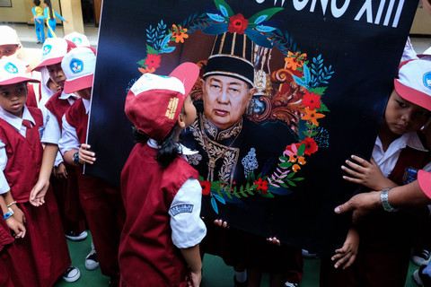 Siswa SD Negeri Joglo Solo mencium poster Raja Keraton Kasunanan Surakarta Hadiningrat Sri Susuhunan Paku Buwono (PB) XIII saat acara doa bersama di sekolah setempat, Solo, Jawa Tengah, Senin (3/11/2025). Foto: Maulana Surya/ANTARA FOTO