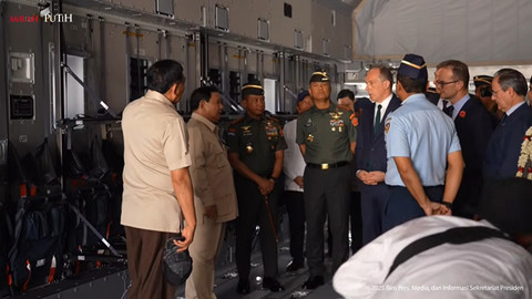 Presiden Prabowo Serahkan Pesawat A400M kepada TNI, di bandara Halim Perdanakusuma, Senin (3/11/2025). Foto: YouTube/Sekretariat Presiden