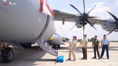 Presiden Prabowo Serahkan Pesawat A400M kepada TNI di bandara Halim Perdanakusuma, Senin (3/11/2025). Foto: YouTube/Sekretariat Presiden
