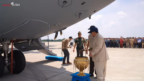 Presiden Prabowo Serahkan Pesawat A400M kepada TNI di bandara Halim Perdanakusuma, Senin (3/11/2025). Foto: YouTube/Sekretariat Presiden