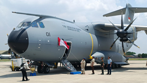 Presiden Republik Indonesia Prabowo Subianto menyerahkan pesawat Airbus A400M baru TNI Angkatan Udara (AU) dengan melakukan pembukaan tirai, pemecahan kendi, dan penyiraman air bunga di Pangkalan Udara Halim Perdanakusuma, Jakarta, Senin (3/11/2025). Foto: Zamachsyari/kumparan