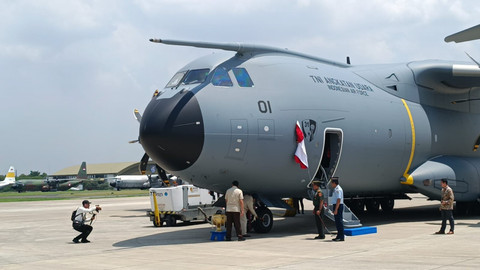 Presiden Republik Indonesia Prabowo Subianto menyerahkan pesawat Airbus A400M baru TNI Angkatan Udara (AU) dengan melakukan pembukaan tirai, pemecahan kendi, dan penyiraman air bunga di Pangkalan Udara Halim Perdanakusuma, Jakarta, Senin (3/11/2025). Foto: Zamachsyari/kumparan