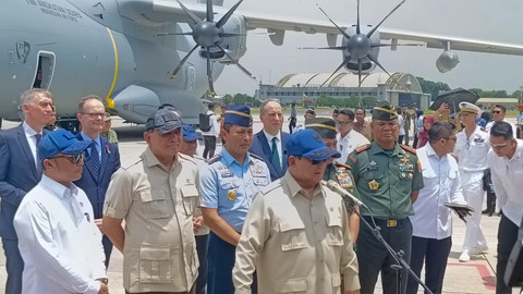 Presiden Republik Indonesia Prabowo Subianto usai menyerahkan pesawat A400M kepada Panglima TNI di Lanud Halim Perdanakusuma, Jakarta Timur, Senin (3/11/2025). Foto: Zamachsyari/kumparan