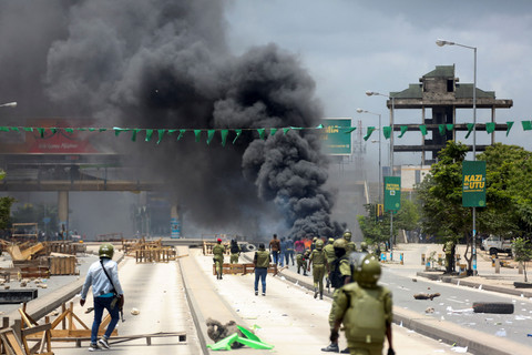 Polisi anti huru hara Tanzania membubarkan demonstran selama protes keras yang menodai pemilu setelah diskualifikasi dua kandidat oposisi terkemuka di Dar es Salaam, Tanzania (29/10/2025). Foto: Onsase Ochando/REUTERS 