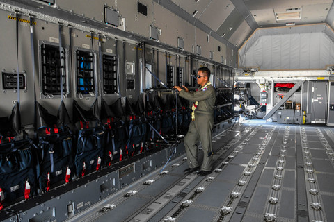 Pilot pesawat Airbus A400M meninjau persiapan kunjungan Presiden Prabowo ke dalam pesawat saat kegiatan serah terima pesawat di Lanud Halim Perdanakusuma, Jakarta, Senin (3/11/2025). Foto: Galih Pradipta/ANTARA FOTO