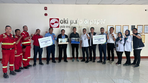 BPJS Ketenagakerjaan Palembang saat memberikan APD ke Sinar Mas. Foto : Dok. BPJS Ketanagakerjaan Palembang