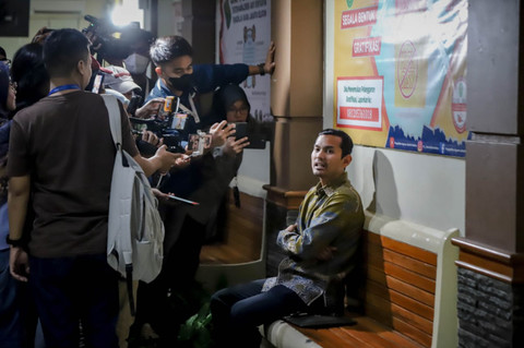 Kuasa hukum Raisa, Putra Lubis (batik corak kuning) dan Reski Bidada Sarandi di Pengadilan Agama Jakarta Selatan, Senin (3/11/2025). Foto: Jamal Ramadhan/kumparan