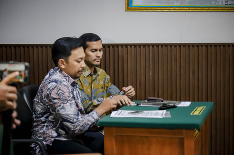 Kuasa hukum Raisa, Putra Lubis dan Reski Bidada Sarandi di Pengadilan Agama Jakarta Selatan, Senin (3/11/2025). Foto: Jamal Ramadhan/kumparan