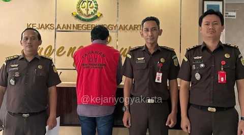 Jaksa penyidik dari Bidang Pidana Khusus saat menangani kasus tindak pidana korupsi di Palang Merah Indonesia (PMI) Kota Yogyakarta. Foto: Dok. Kejari Yogyakarta