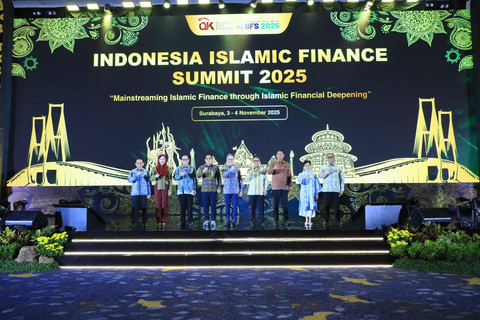 OJK menggelar forum Indonesia Islamic Finance Summit 2025 di Surabaya. Foto: OJK