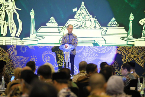 Ketua Dewan Komisioner OJK Mahendra Siregar saat Indonesia Islamic Finance Summit 2025. Foto: OJK