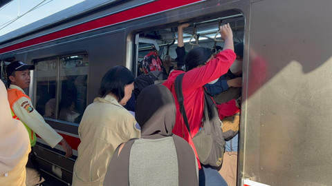Kepadatan Stasiun Pondok Ranji arah Tanah Abang pada Selasa (4/11/2025). Foto: Amira Nada Fauziyyah/kumparan