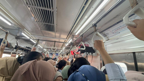 Suasana gerbong wanita kereta Serpong-Tanah Abang di Stasiun Palmerah pada Selasa (4/11/2025). Foto: Amira Nada Fauziyyah/kumparan