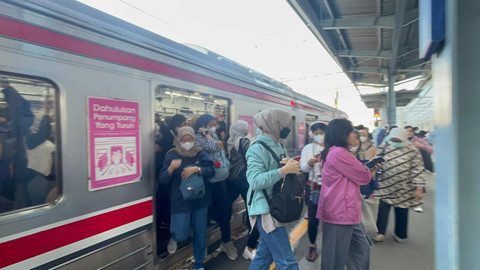 Suasana Stasiun Tanah Abang pada Selasa (4/11/2025). Foto: Amira Nada Fauziyyah/kumparan