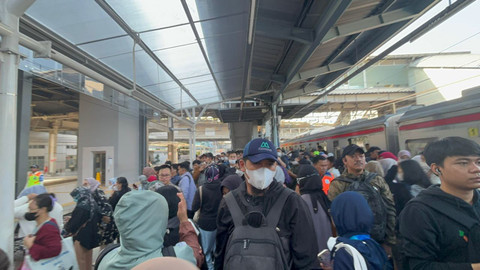 Suasana Stasiun Tanah Abang pada Selasa (4/11/2025). Foto: Amira Nada Fauziyyah/kumparan