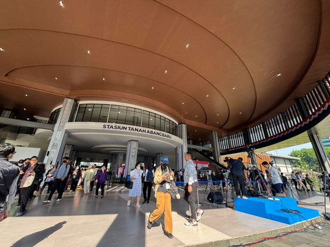 Suasana Stasiun Tanah Abang pada Selasa (4/11/2025) pagi. Foto: Amira Nada Fauziyyah/kumparan