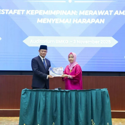 Serah terima jabatan Kepala BMKG kepada Teuku Faisal Fathani oleh Dwikorita Karnawati di Auditorium BMKG, Jakarta, Senin (3/11/2025). Foto: Dok. BMKG