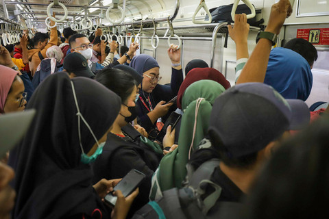 Suasana kepadatan penumpang di gerbong kereta menuju Stasiun Manggarai, Selasa (4/11/2025). Foto: Iqbal Firdaus/kumparan