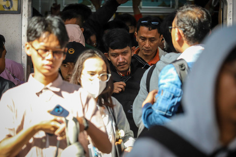 Suasana kepadatan penumpang kereta di Stasiun Manggarai, Selasa (4/11/2025). Foto: Iqbal Firdaus/kumparan