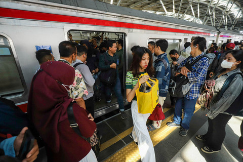 Suasana kepadatan penumpang kereta di Stasiun Manggarai, Selasa (4/11/2025). Foto: Iqbal Firdaus/kumparan