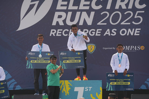 Penyerahan hadiah untuk peraih juara PLN Electric Run 2025. Foto: Dok. PLN