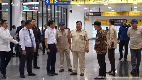 Presiden Prabowo Subianto meninjau Stasiun Tanah Aban Baru, Jakarta, Selasa (4/11/2025). Foto: YouTube/Sekretariat Presiden