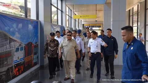 Presiden Prabowo Subianto meninjau Stasiun Tanah Aban Baru, Jakarta, Selasa (4/11/2025). Foto: YouTube/Sekretariat Presiden