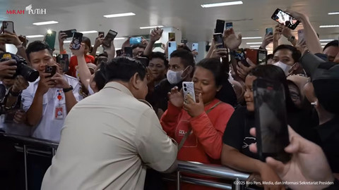 Presiden Prabowo Subianto meninjau Stasiun Tanah Aban Baru, Jakarta, Selasa (4/11/2025). Foto: YouTube/Sekretariat Presiden