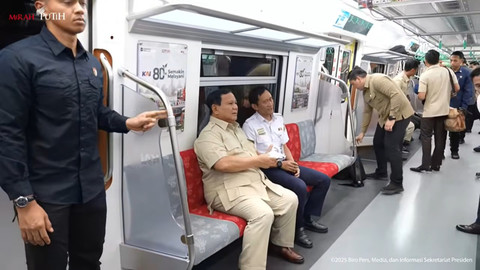 Presiden Prabowo Subianto meninjau gerbong kereta dari Stasiun Tanah Abang Baru, Jakarta, Selasa (4/11/2025). Foto: YouTube/Sekretariat Presiden