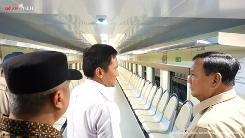 Presiden Prabowo Subianto meninjau gerbong kereta dari Stasiun Tanah Aban Baru, Jakarta, Selasa (4/11/2025). Foto: YouTube/Sekretariat Presiden