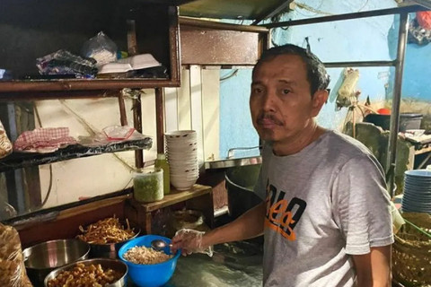 Pedagang bubur ayam Barito, Agus saat ditemui di lokasi usai penertiban untuk pembangunan Taman Bendera Pusaka, Jakarta, Kamis (30/10/2025). Foto: Luthfia Miranda Putri/Antara
