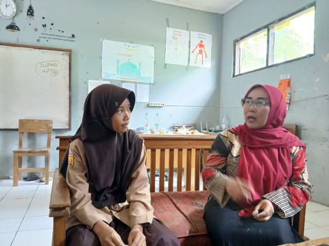 Zulfa bersama Kepala MTs Al-Irsyad, Reni Sari Anggraeni. Dok: kumparan