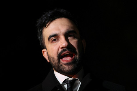 Calon Wali Kota New York City dari Partai Demokrat, Zohran Mamdani, berpidato dalam sebuah rapat umum kampanye menjelang hari pemilihan, di wilayah Queens, New York City, AS, Senin (3/11/2025). Foto: Shannon Stapleton/REUTERS