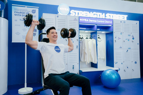 Mengangkat barbel di area Strength street. Foto: Nivea