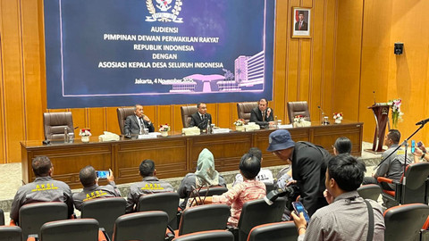 Wakil Ketua DPR Sufmi Dasco Ahmad, Saan Mustopa, dan Cucun Syamsurijal menerima Asosiasi Kepala Desa Seluruh Indonesia (AKSI) di Kompleks Parlemen Senayan, Jakarta, pada Selasa (4/11/2025). Foto: Luthfi Humam/kumparan