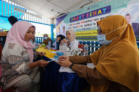 Petugas medis memberikan obat kepada warga yang telah melakukan pemeriksaan saat program pekan cek kesehatan gratis di Kelurahan Kadia, Kendari, Sulawesi Tenggara, Senin (13/10/2025). Foto: Andry Denisah/ANTARA FOTO
