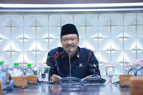 Mensos RI Saifullah Yusuf (Gus Ipul) memberikan arahan secara daring melalui Zoom Meeting pada Penutupan Pelatihan Bakal Calon Kepala Sekolah Rakyat di Kantor Kemensos, Salemba, Jakarta (4/10/2025). Foto: Kemensos RI