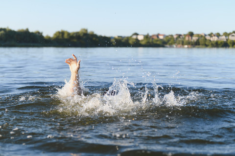Ilustrasi tenggelam di Sungai. Foto: Hryshchyshen Serhii/Shutterstock