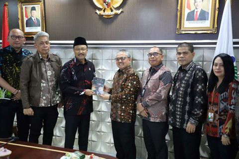 Menteri Sosial dan Ka. Pepusnas tegaskan Literasi Inklusif untuk Penyelesaian Masalah Sosial. Gambar Koleksi Perpusnas