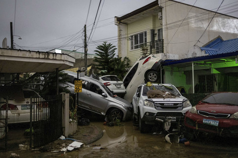 Sejumlah mobil rusak terbalik di perumahan setelah banjir besar yang disebabkan Topan Kalmaegi di kota Cebu, Filipina, Selasa (4/11/2025). Foto: Eloisa Lopez/Reuters
