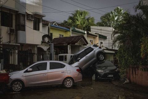 Sejumlah mobil rusak terbalik di perumahan setelah banjir besar yang disebabkan Topan Kalmaegi di kota Cebu, Filipina, Selasa (4/11/2025). Foto: Eloisa Lopez/Reuters
