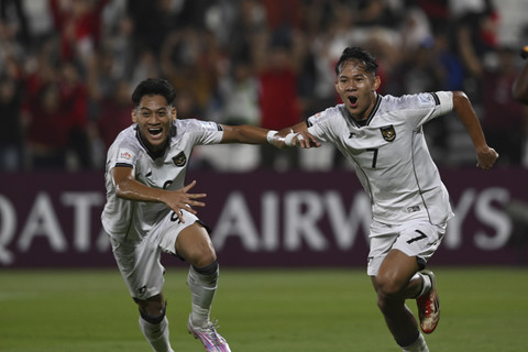 Pemain Timnas Indonesia U-17 Zahaby Gholy berselebrasi bersama rekannya Mierza Firjatullah usai mencetak gol ke gawang Timnas Zambia U-17 pada laga Grup H Piala Dunia U-17 di Lapangan 7 Aspire Zone, Doha, Qatar, Selasa (4/11/2025). Foto: Bayu Pratama S/ANTARA FOTO