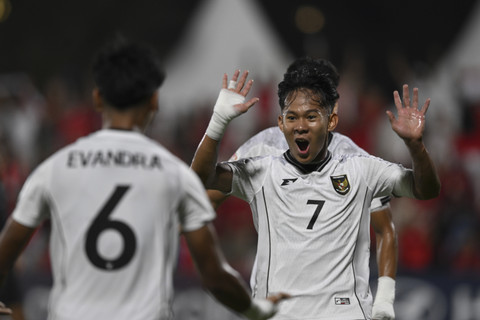 Pemain Timnas Indonesia U-17 Zahaby Gholy berselebrasi usai mencetak gol ke gawang Timnas Zambia U-17 pada laga Grup H Piala Dunia U-17 di Lapangan 7 Aspire Zone, Doha, Qatar, Selasa (4/11/2025). Foto: Bayu Pratama S/ANTARA FOTO