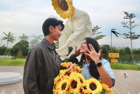 Perempuan dilamar dengan patung raksasa. Foto: Instagram @annsekar