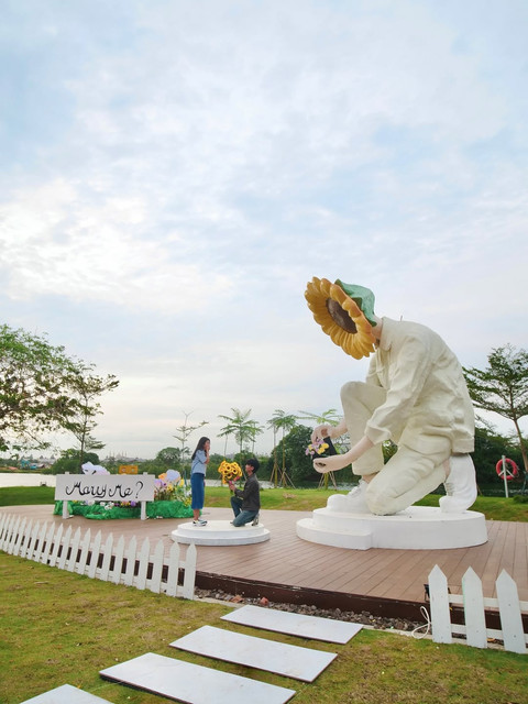 Perempuan dilamar dengan patung raksasa. Foto: Instagram @annsekar