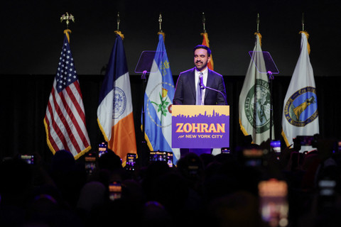 Calon Wali Kota New York City dari Partai Demokrat, Zohran Mamdani, berpidato setelah memenangkan pemilihan Wali Kota New York City 2025, pada rapat umum malam pemilihan di wilayah Brooklyn, New York City, New York, AS, Rabu (5/11/2025). Foto: Jeenah Moon/REUTERS