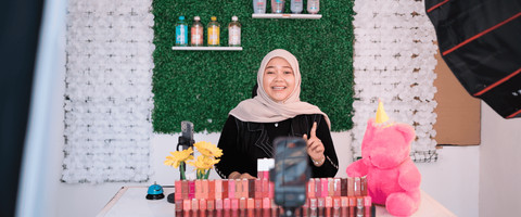 Arum, mantan pedagang seblak dan mie ayam yang kini sukses jadi afiliator Maybelline. Foto: L'Oréal Indonesia