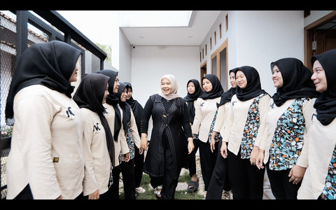 Arum, mantan pedagang seblak dan mie ayam yang kini sukses jadi afiliator Maybelline. Foto: L'Oréal Indonesia