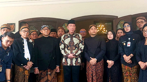 Presiden RI ke-7 Joko Widodo (tengah) dan Wali Kota Solo Respati Ardi, sesepuh Keraton Solo KGPH Tedjowulan hingga Muspida Kota Solo melepas jenazah  Paku Buwono (PB) XIII, Rabu (5/11/2025). Foto: Dok. kumparan