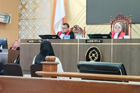 Terdakwa kasus fidusia Neni Nuraeni menjalani sidang lanjutan di Pengadilan Negeri Karawang, Selasa (4/11/2025). Foto: kumparan